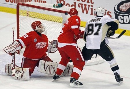 Crosby se znovu neprosadil, proti byli Lidstrom i Osgood. | Foto: Reuters