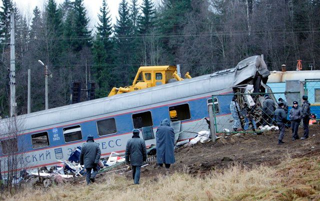 Strojvůdce vypověděl, že pod vlakem se v jednu chvíli ozvala ohlušující detonace. | Foto: Reuters