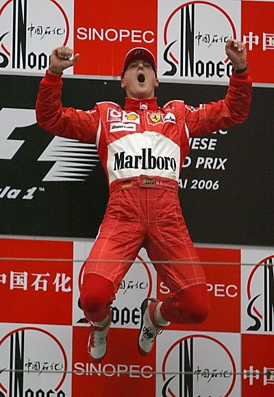 Michael Schumacher se raduje z triumfu ve Velké ceně Číny. | Foto: Reuters