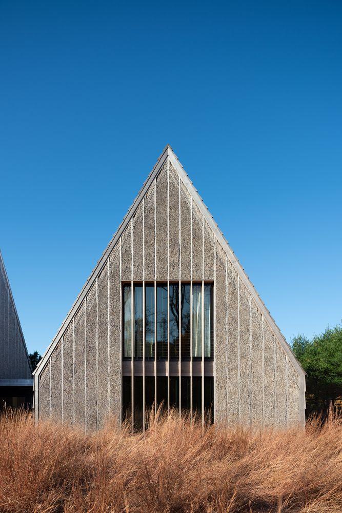 Dům samotný je rozdělený do několika částí s různými sklony střechy a průhledy. | Foto: Aktuálně.cz/Bates Masi + Architects