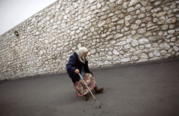 Žena odchází z veřejné vývařovny. "Zákazníků" podle humanitárních pracovníků spíš přibývá. | Foto: Reuters