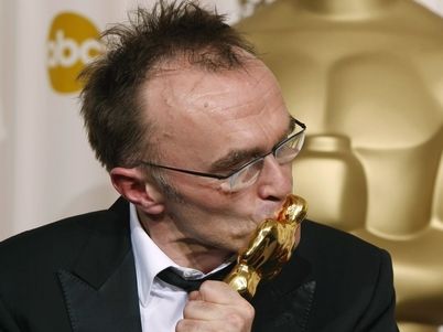 Oscar 2009: Danny Boyle se soškou za režii Milionáře z chatrče. Nejúspěšnější film ceremoniálu získal celkem osm cen | Foto: Reuters