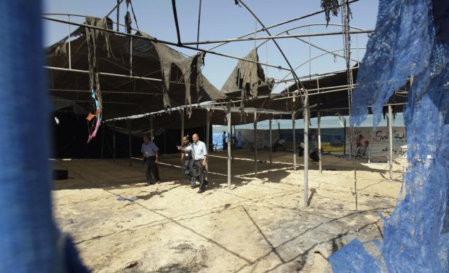 Zničené stany v táboře. | Foto: Reuters