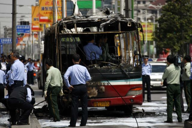 V hořícím autobuse zemřeli tři lidé. | Foto: Reuters