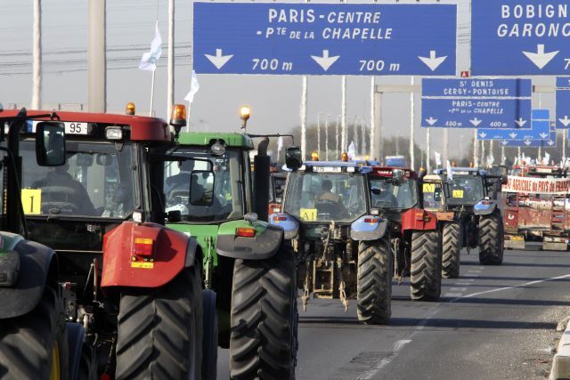 Traktoristé táhnou na Paříž... | Foto: Reuters