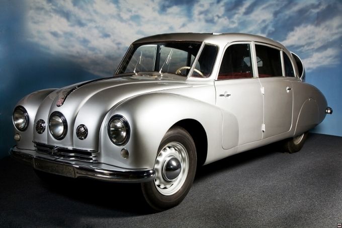 Tatra T87: 1936 - 1950, vyrobeno 3023 ks, osmdesátsedmička se celosvětově proslavila zejména cestami Jiřího Hanzelky a Miroslava Zikmunda, kteří v seriovém, neupraveném voze T87 pocestovali celý svět. | Foto: Tatra