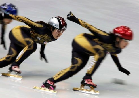 Sakurai a Ito (Japonsko) při tréninku na krátké rychlobruslařské dráze. | Foto: Reuters