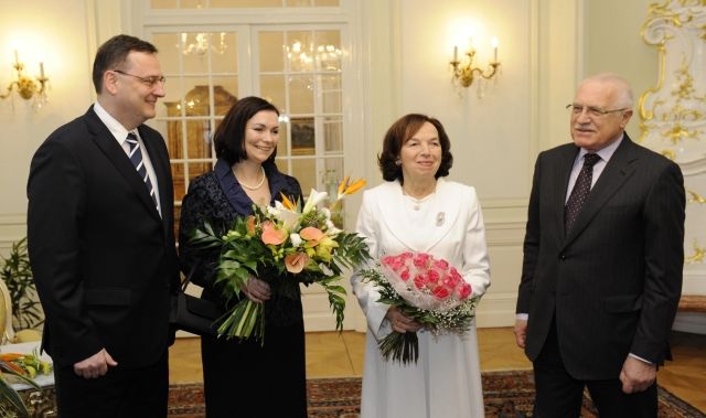 Prezident Václav Klaus (vpravo) s manželkou Livií přivítal 3. ledna na obědě v Lánech předsedu vlády Petra Nečase a jeho manželku Radku. | Foto: ČTK