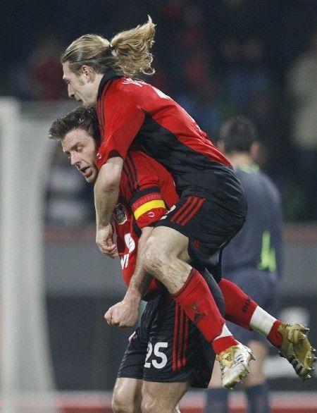 Hráči Bayeru Leverkusen Andrej Voronin (vpravo) a Bernd Schneider slaví gól v síti Racingu Lens ve druhém kole vyřazovacích bojů v Poháru UEFA. | Foto: Reuters