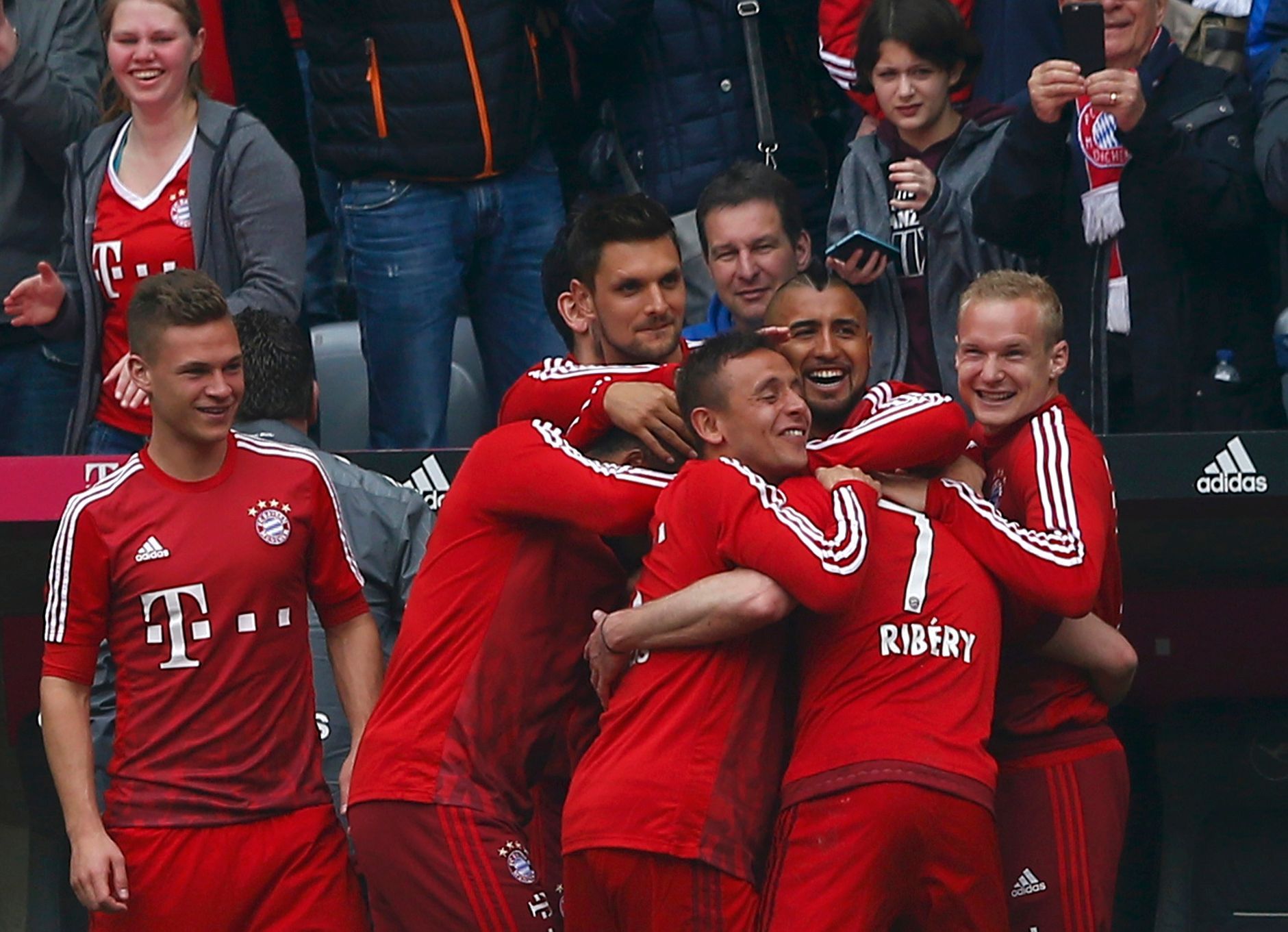Ribéryho paráda vystřelila Bayernu tři body, vyhrál i Dortmund