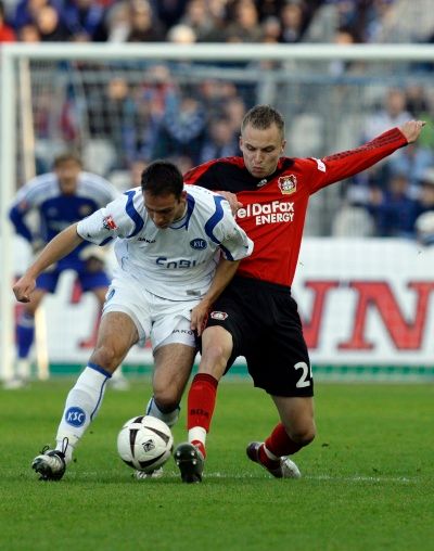 Michal Kadlec bojuje o míč se Sebastianem Freisem z Karlsruhe. | Foto: Jiří Šidliák, Reuters