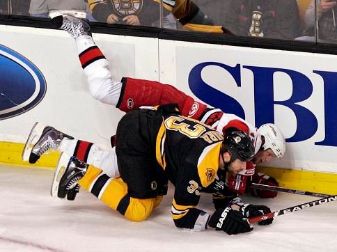 Zdeno Chára a Eric Staal hledají puk | Foto: Reuters