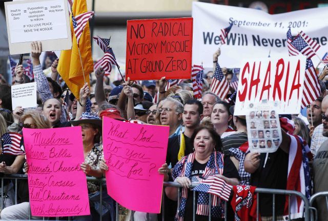 V New Yorku se sešli na demosntraci lidé, kteřé odmítají stavbu islámského centra a mešity nedaleko místa útoků 11. září. | Foto: Reuters