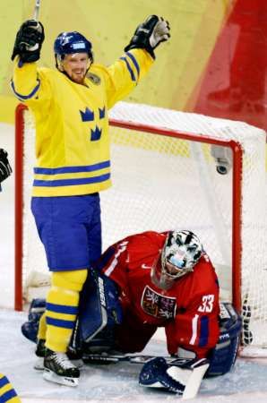 Švédský útočník Henrik Sedin (vlevo) dává gól do branky Milana Hniličky. | Foto: Reuters