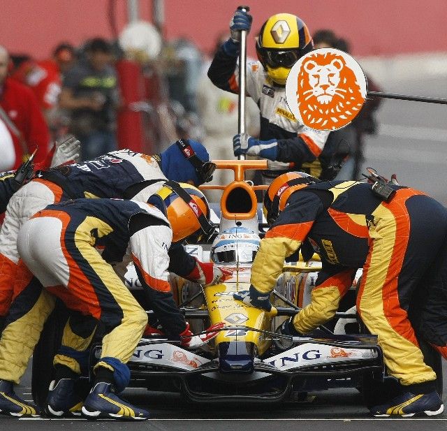 Fernando Alonso se svým Renaultem v péči mechaniků při testech na okruhu Montmelu. | Foto: Reuters