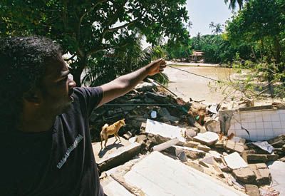 Její majitel zahynul při tsunami. Čtyři dny po neštěstí mi Dinesh Thusara ukazoval, kde potapěčská škola jeho otce stála. | Foto: Ondřej Besperát, Aktuálně.cz