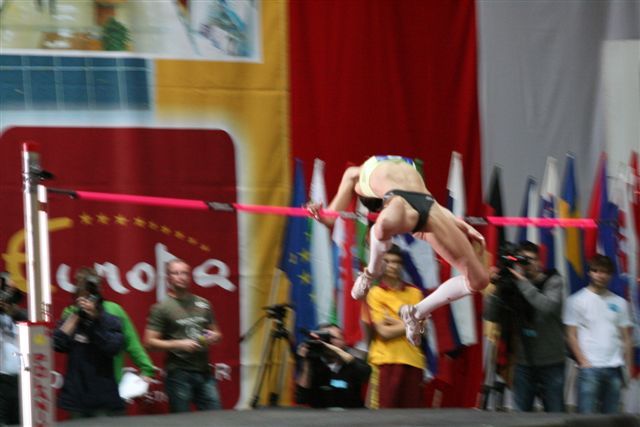 Bulharská výškařka Venevová se neúspěšně pokouší o světový halový rekord - 209 cm. | Foto: Pavel Pruša