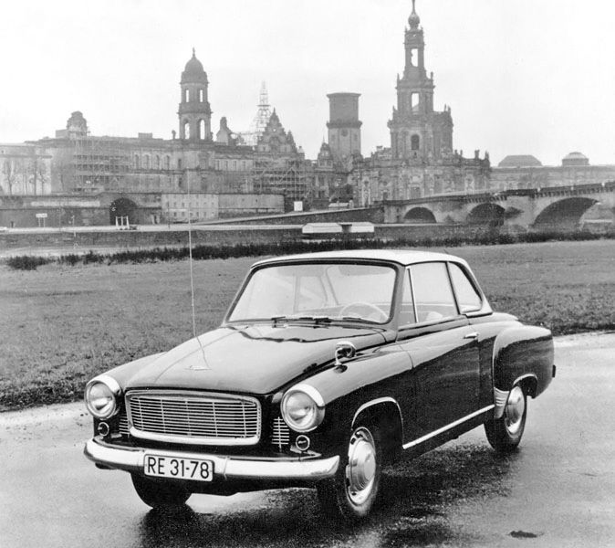 Když v roce 1965 Wartburg 311 končil, nový model 353 ještě nebyl plně připravený. Vznikl tak mezityp 312 s původní karoserií 311, ale novým podvozkem. A i ten přišel v několika karosářských verzích, mezi nimi otevřené 312/300 HT, kdy písmena HT značí hardtop, tedy pevnou odnímatelnou střechu. Oproti sedanu nebo kombi měl kabriolet jinou přední část a do roku 1967 také vznikl jen v několika stovkách kusů. | Foto: Wartburg