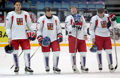 Smutek českých hráčů po porážce s Německem. | Foto: Reuters