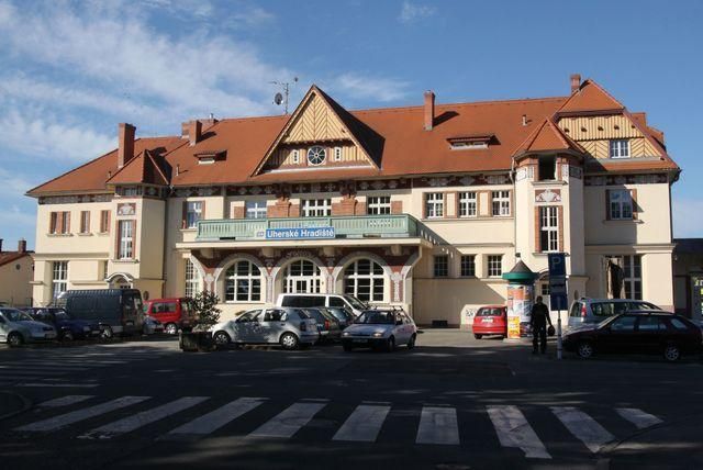 Uherské Hradiště - Vítězné nádraží z roku 1930 je uzlem železniční dopravy ve Zlínském kraji. Budova s typickou slováckou výzdobou od Růženy Falešníkové, postavená podle návrhu architekta Karla Dvořáka, už má na kontě ocenění Stavba roku 2004 města Uherského Hradiště. | Foto: Archiv Asociace EF CZ - Souznění, o.s.