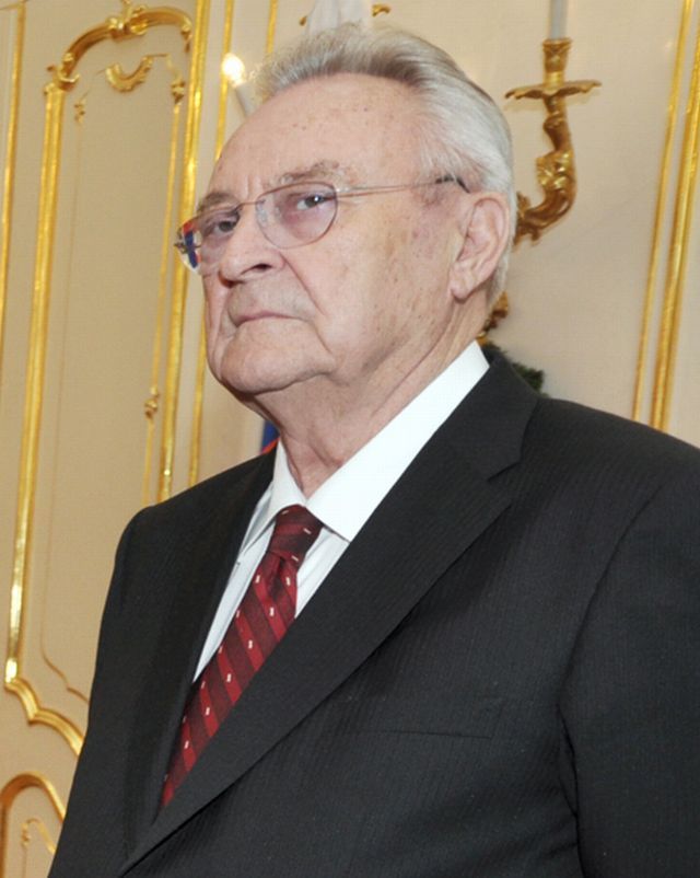 Milan Čič , 2. 1. 1932 – 9. 11. 2012, slovenský politik 
 První předseda slovenské vlády po revoluci v roce 1989 Milan Čič zemřel v bratislavské Univerzitní nemocnici. Osmdesátiletý politik a právník podstoupil 29. října neurochirurgickou operaci, která muž ale život nezachránila. 
 Čič v posledních letech pracoval jako vedoucí kanceláře slovenského prezidenta Ivana Gašparoviče. 
 Od roku 1988 byl slovenským ministrem spravedlnosti a po revoluci se stal předsedou vlády. Vystoupil z KSČ a stal se členem Verejnosti proti násiliu (VPN) slovenské obdoby českého Občanského fóra. 
 Po volbách v roce 1990 ho ve funkci nahradil Vladimír Mečiar a Čič se stal poslancem Federálního shromáždění. 
 Článek: 
 http://aktualne.centrum.cz/zahranici/evropa/clanek.phtml?id=762882 | Foto: wikimedia