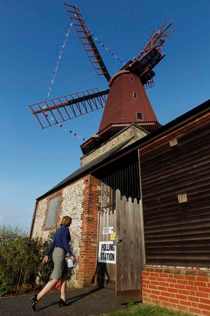 Kdo nakonec vyjde z napínavého klání vítězně, se začne rýsovat už kolem půlnoci SELČ. | Foto: Reuters