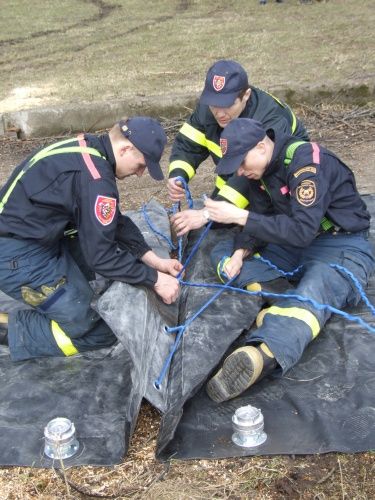 Svazování vaků. | Foto: HZS Moravskoslezského kraje