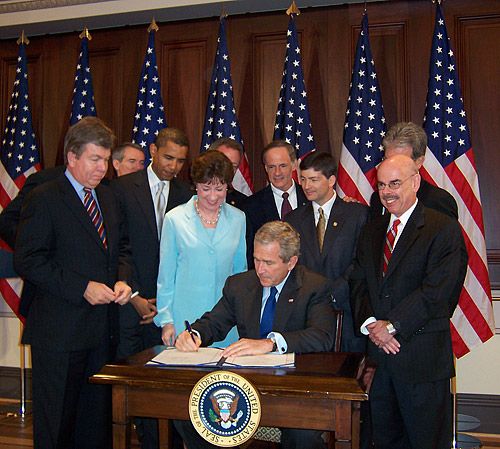 Senátor Obama s ostatními členy kongresu při podepisování smlouvy "Transparency act". | Foto: obama.senate.gov