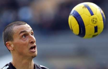 Útočník Juventusu Turín Zlatan Ibrahimovič hypnotizuje letící míč v utkání Serie A s Lecce. | Foto: Reuters