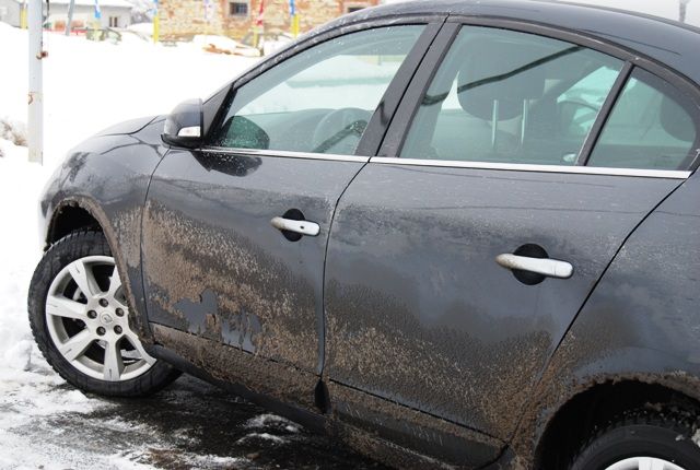 Na auto se nám podařilo nachytat pěknou vrstvu břečky | Foto: Radek Pecák