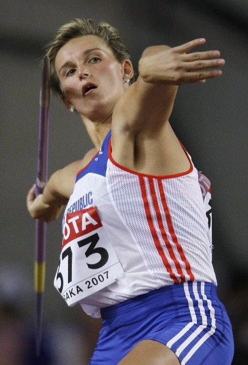 Česká oštěpařka Barbora Špotáková při svém pokusu na MS v Ósace. | Foto: Reuters