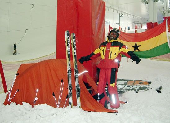 Ghanský lyžař Kwame Nkrumah-Acheampong, zvaný Sněžný leopard při tréninku v indoorovém lyžařském centru | Foto: http://www.ghanaskiteam.com