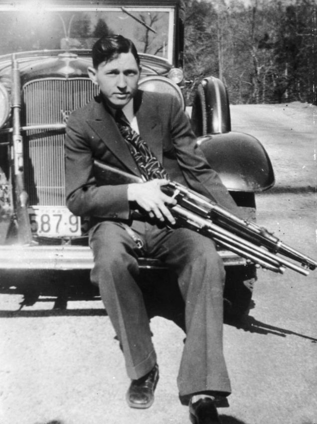 Bonnie, Clyde a jejich další kumpáni se zaměřovali hlavně na krádeže v menších pobočkách bank, v obchodech nebo benzinových pumpách. Málokdy tak uloupili velké sumy peněz. Pro policii bylo těžké skupinu dopadnout. Často po krádeži prchali autem za hranice do jiného amerického státu. | Foto: Federal Bureau of Investigation / FBI