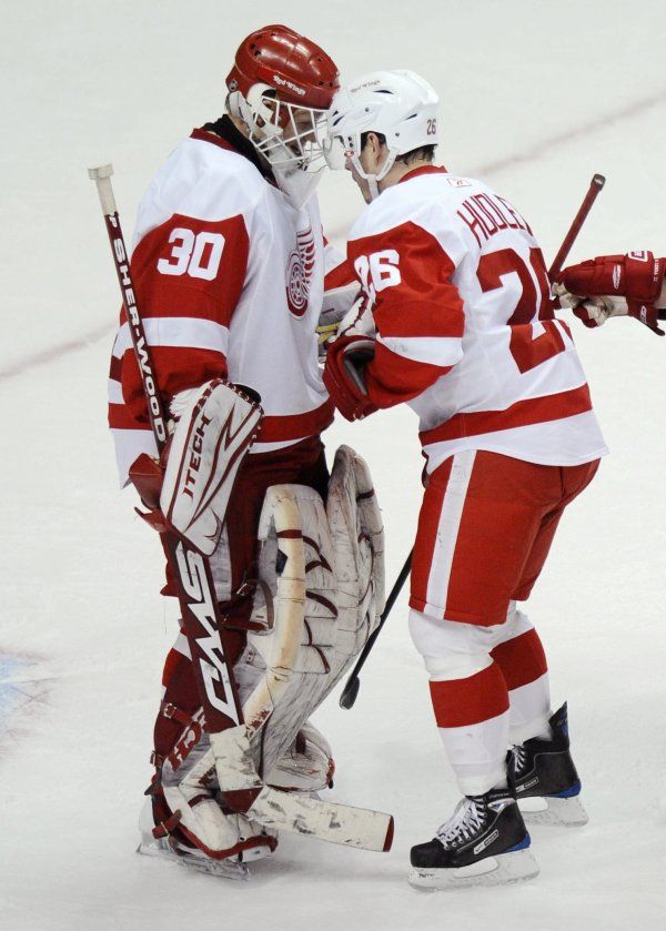 Jiří Hudler gratuluje Chrisu Osgoodovi. Detroit právě postoupil do finále Západní konference. | Foto: Reuters