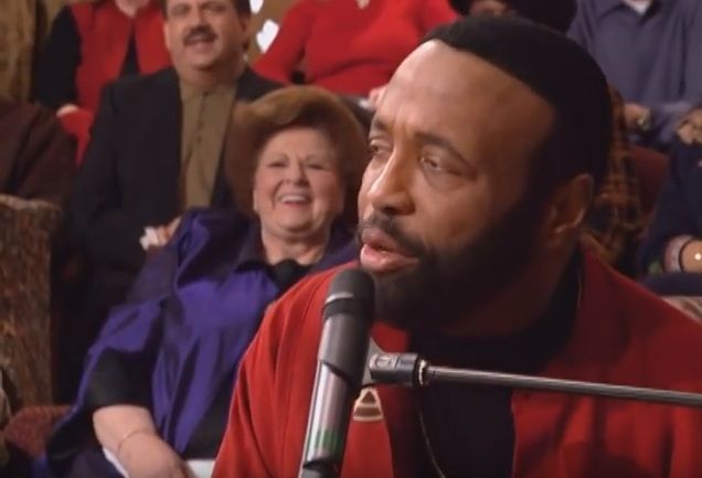 8. 1. Andrae Crouch. Americký skladatel, zpěvák a aranžér spolupracoval s Madonnou nebo Michaelem Jacksonem. Za svou práci získal sedm cen Grammy. | Foto: Youtube