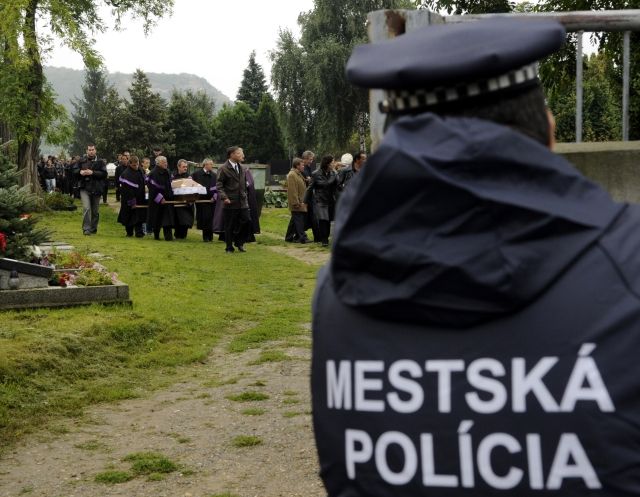 Žena, která přišla o život poté, co během střelby vyšla na balkón svého bytu, byla pohřbena na hřbitově ve Slavičím údolí. | Foto: ČTK