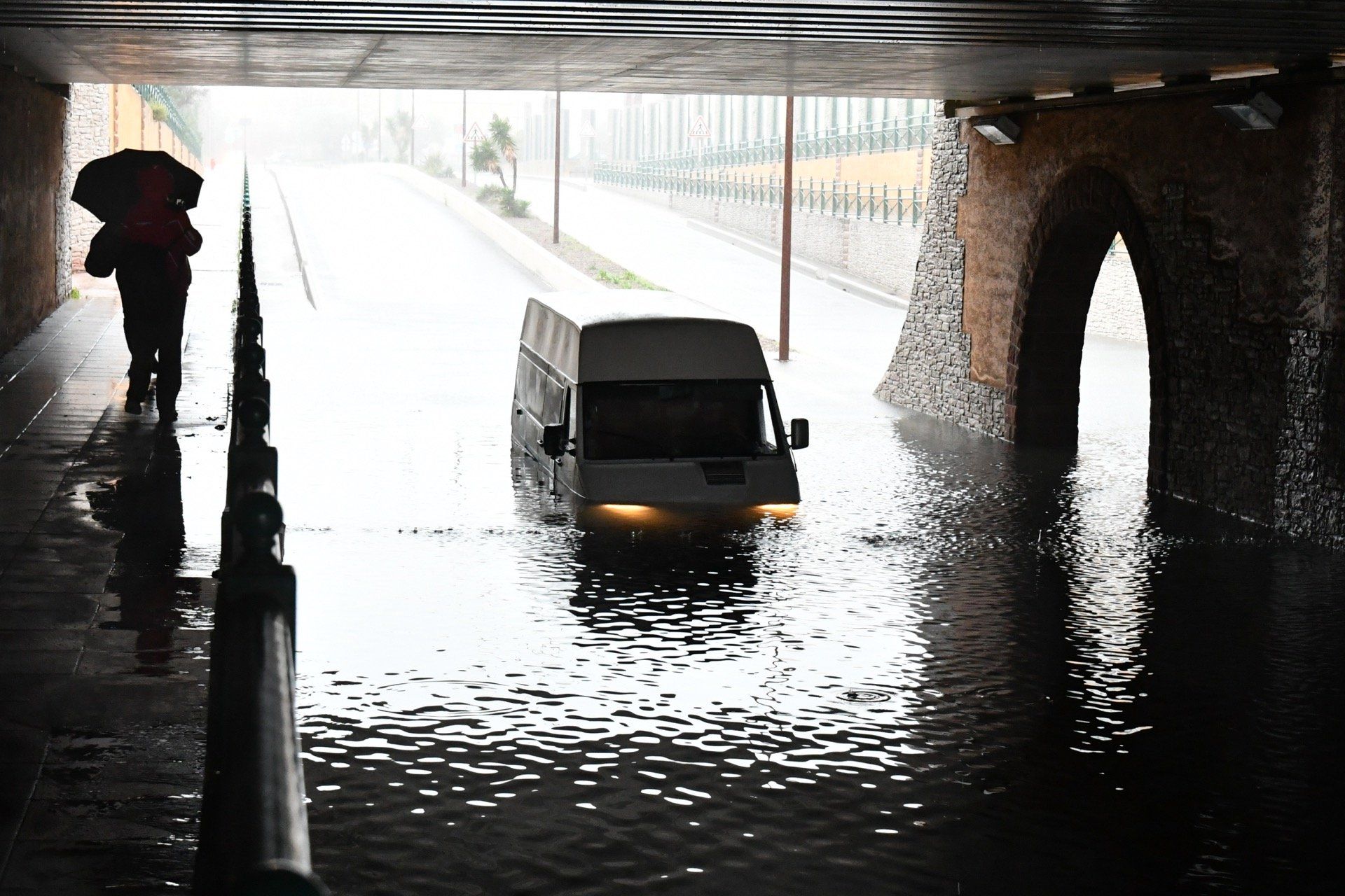 Le sud de la France lutte contre de fortes inondations, les pompiers ont dû évacuer le camp