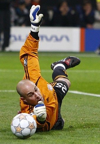 Liverpoolský brankář José Reina svůj tým v úterý několikrát podržel | Foto: Reuters