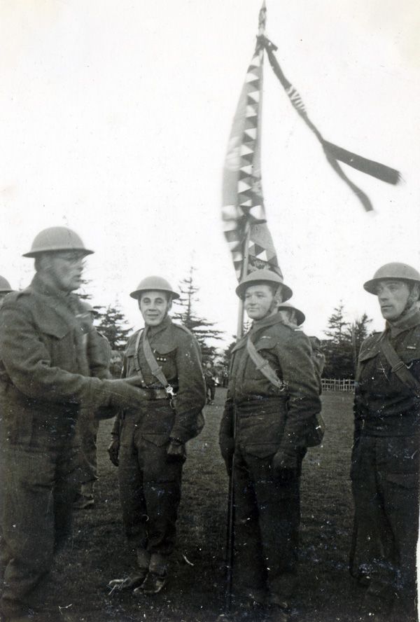 Jan Kubiš ve Velké Británii s praporem pěšího pluku 1 v prosinci 1940. | Foto: Archiv Eduarda Stehlíka a Jaroslava Čvančary