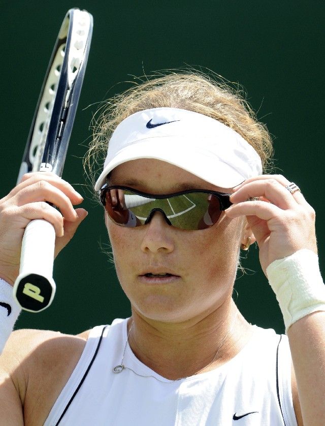 Samantha Stosurová z Austrálie byla po prohře ve druhém kole Wimbledonu hodně zklamaná. Nicole Vaidišovou měla na lopatě, ale nakonec se musela s turnajem rozloučit. | Foto: Reuters