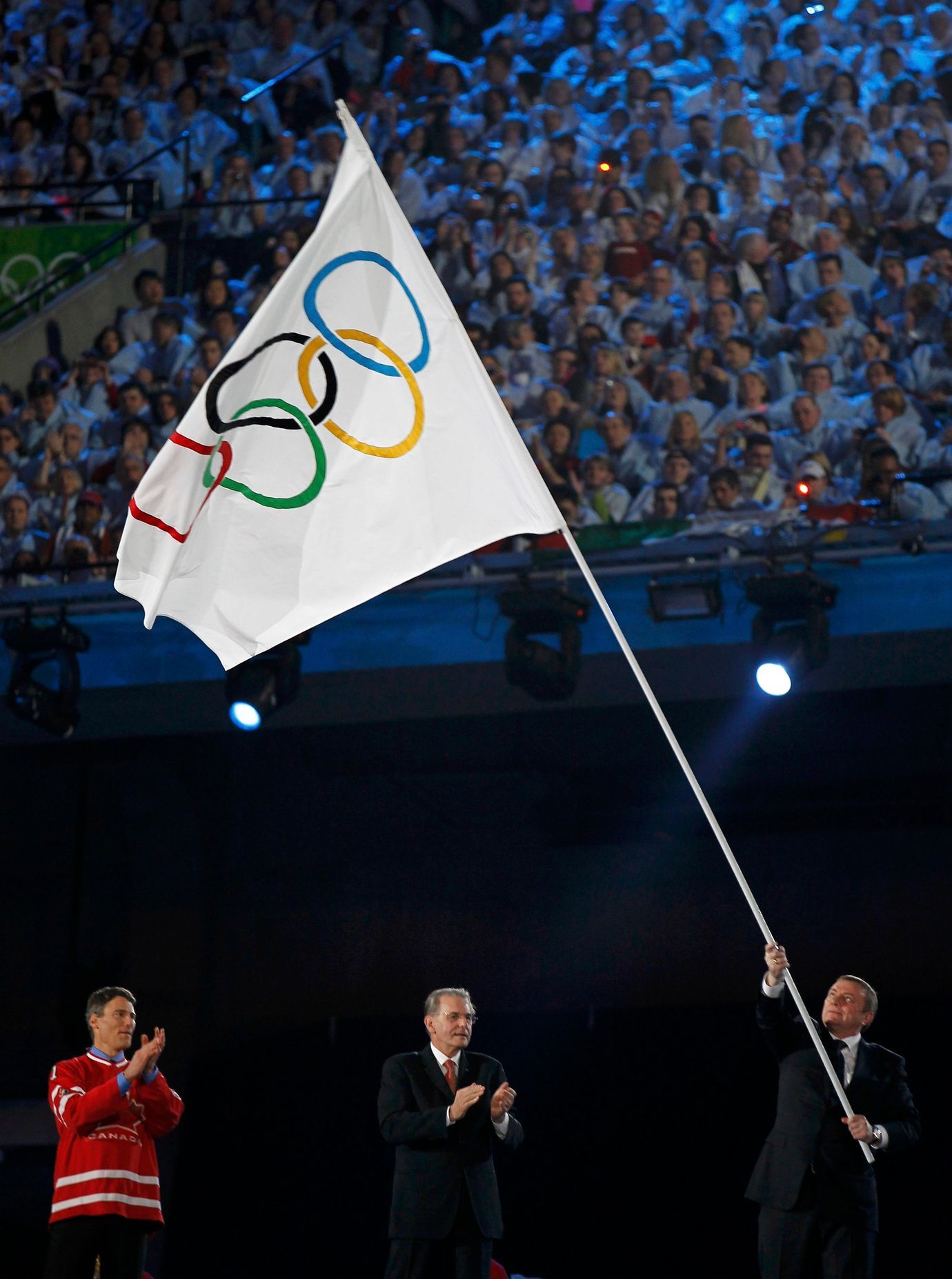 Перевернутый флаг олимпиады видео. Олимпийские игры олимпийский флаг. Перевернутый флаг олимпиады видео. Олимпийские игры олимпийский флаг. Перевернутый флаг олимпиады видео.