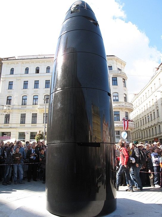 Brněnský unikát v celé své kráse. Lidová tvořivost nezná mezí, a tak si hodiny kvůli nezvyklému tvaru vysloužily řadu přezdívek. | Foto: Veronika Skálová