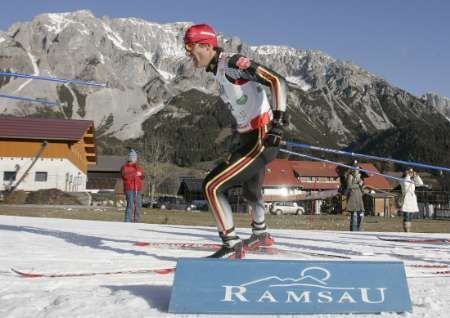 Sdruženář Ronny Ackermann na trati 10 km s hromadným startem v Ramsau | Foto: Reuters