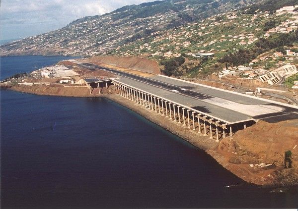 Letiště Madeira, Funchal, Portugalsko . Letiště na Madeiře je vklíněno mezi hory a Atlantik. Piloti musejí být k tomuto přistávacímu manévru speciálně vyškoleni a při přistání musejí být velmi. Vyvýšené prodloužení dráhu protáhlo délku na 2743 metrů. I přesto je stále přiblížení na ni velmi děsivé. Pilot musí směřovat letadlo přímo do hor a na poslední chvíli letoun stočit na přistávací dráhu. | Foto: Aktuálně.cz