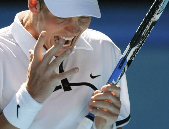 Tomáš Berdych se vzteká po nepovedeném úderu v zápase proti Rogeru Federerovi. | Foto: Reuters