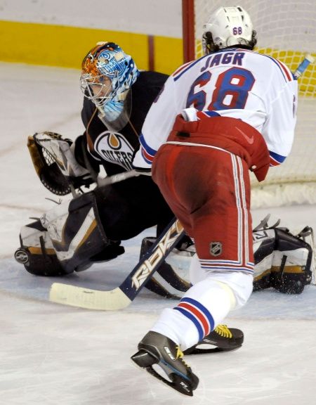 Kapitán Rangers Jaromír Jágr nevyzrál na gólmana Edmontonu Mathieu Garona. | Foto: Reuters