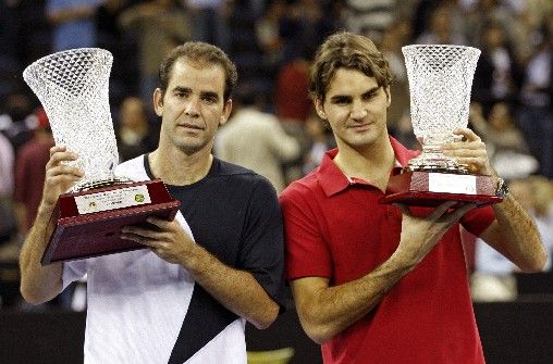 Dvě tenisové legendy Pete Sampras (vlevo) a Roger Federer po exhibici v Macau. | Foto: Reuters