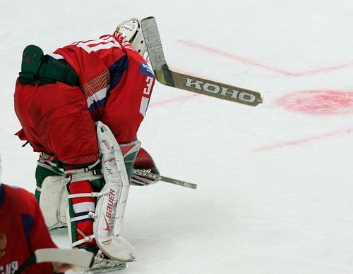 Zklamaný ruský gólman Alexander Jeremneko láme hokejku po semifinalové porážce od Finska. | Foto: Reuters