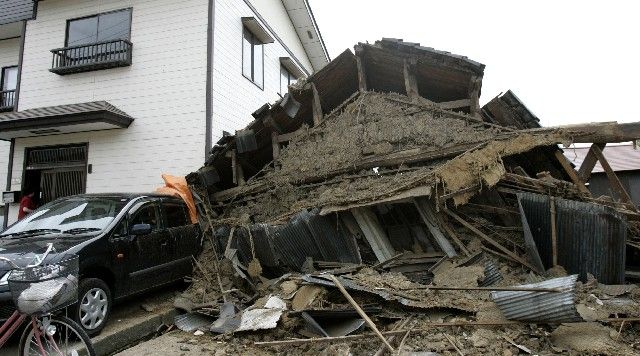 Zřícený dům v japonském městě Kašivazaki. Severozápad Japonska zasáhlo silné zemětřesení. | Foto: Reuters