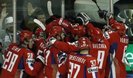 Ruští hráči slaví svou výhru v prodloužení nad Českou republikou | Foto: Reuters